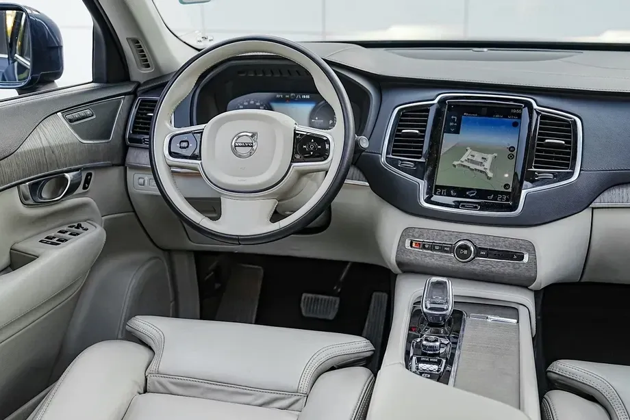 Volvo XC 90 Recharge T8 eAWD Inscription — imagine 3