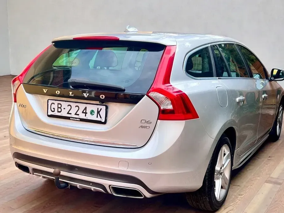 Volvo V60 I D6 Plug-In-Hybrid AWD Geartronic Momentum — imagine 4