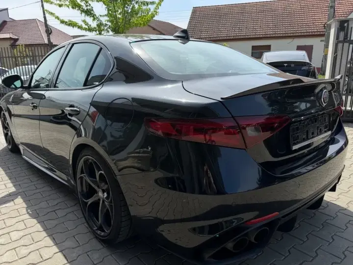 Alfa Romeo Giulia 2.9 V6 Bi-Turbo AT8 Quadrifoglio