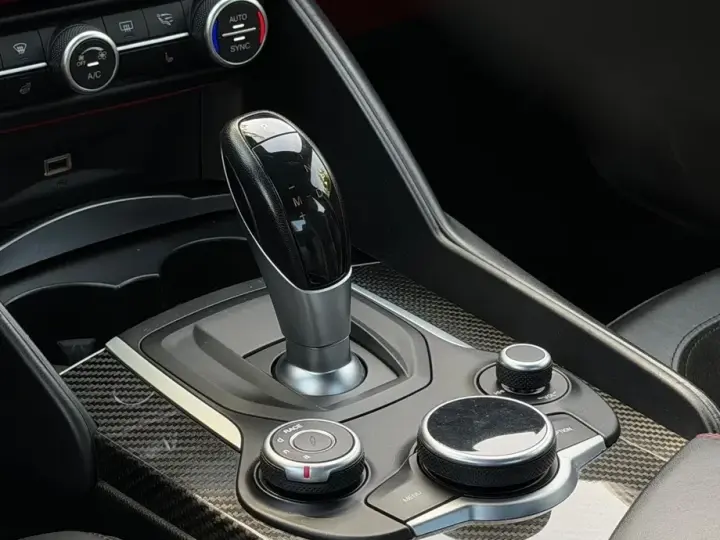 Alfa Romeo Giulia 2.9 V6 Bi-Turbo AT8 Quadrifoglio
