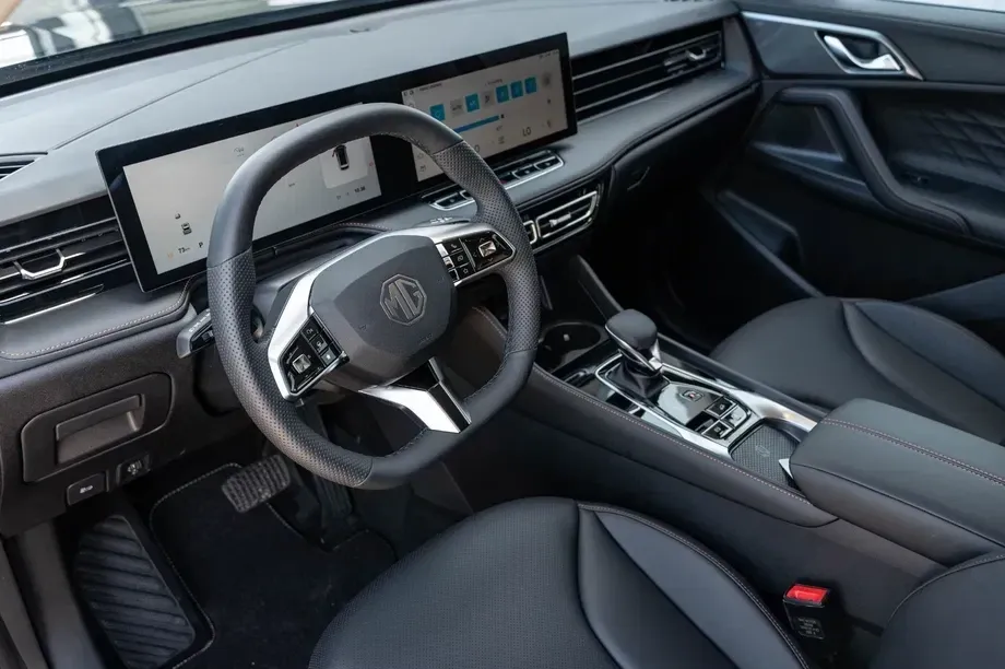 MG HS Luxury — imagine 5