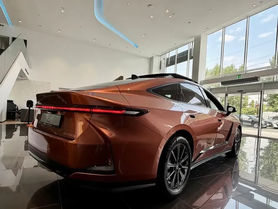 Lexus ES VII 300h 2.5 FWD E-CVT Executive — imagine 5