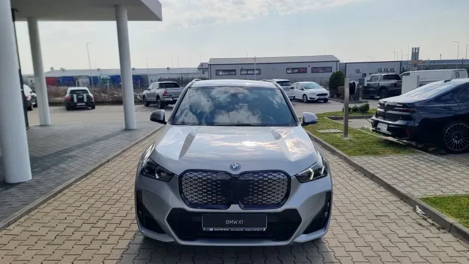 BMW iX1 xDrive30 M Sportpaket — imagine 4