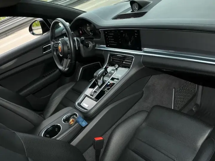 Porsche Panamera 4 Platinum Edition