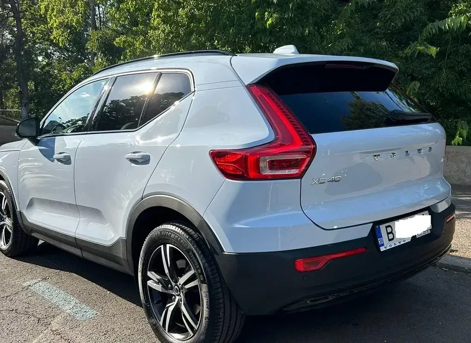 Volvo XC 40 B3 AT FWD MHEV Plus Dark — imagine 5