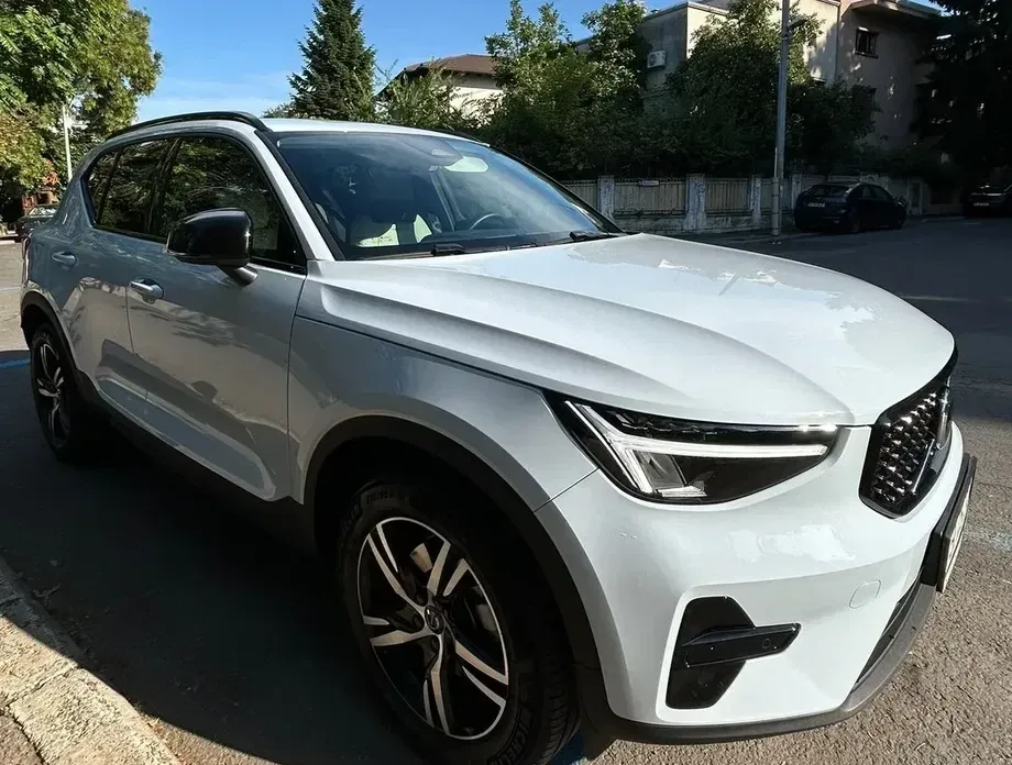 Volvo XC 40 B3 AT FWD MHEV Plus Dark — imagine 3