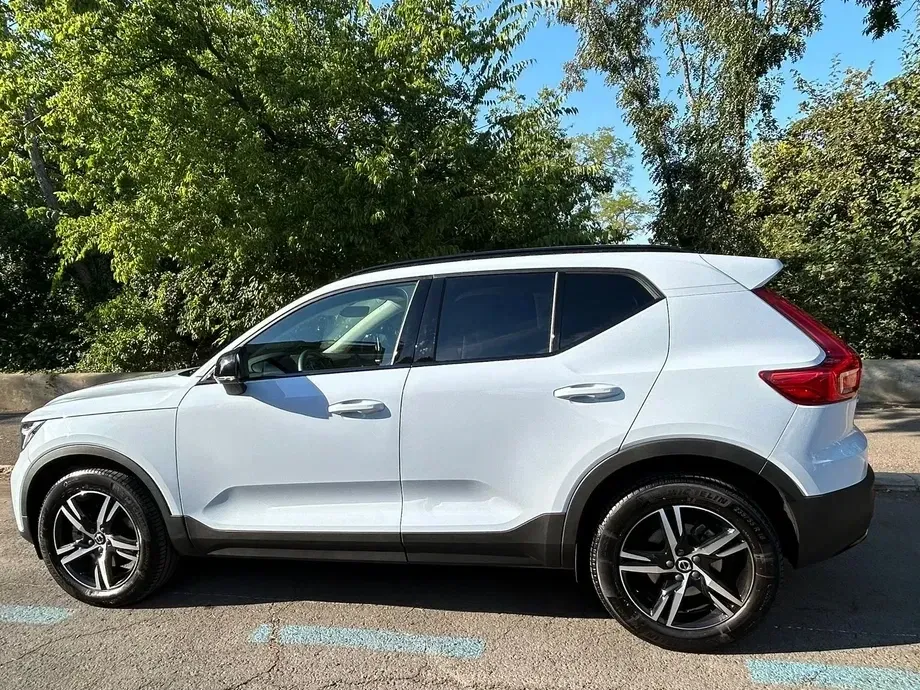 Volvo XC 40 B3 AT FWD MHEV Plus Dark — imagine 2