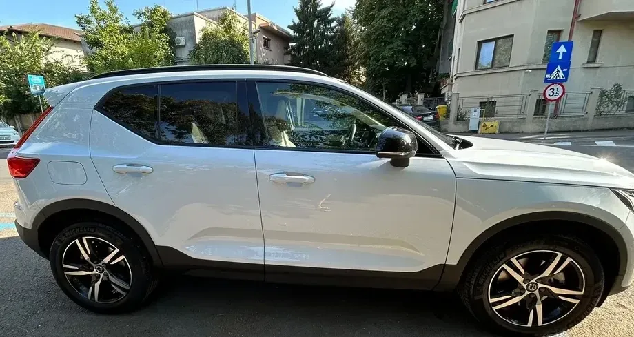 Volvo XC 40 B3 AT FWD MHEV Plus Dark — imagine 4