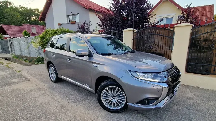 Mitsubishi Outlander III 2.4 4WD Diamant+ — imagine 4