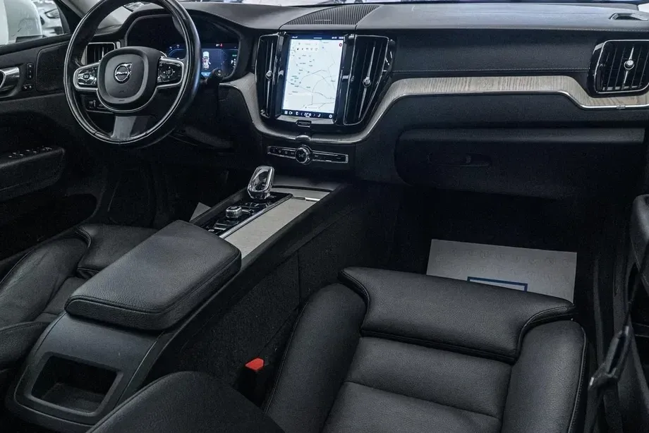 Volvo XC 60 II T6 AWD Recharge Geartronic Inscription — imagine 2