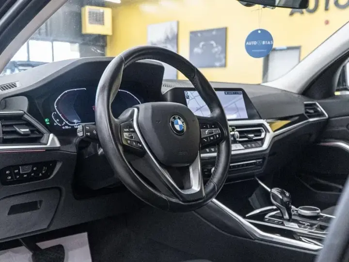 BMW Seria 3 318i Aut. Sport Line