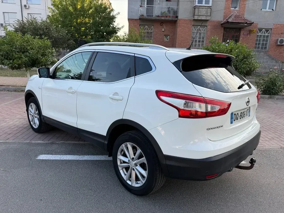 Nissan Qashqai II 1.6 DCI Start/Stop 4X4-i Tekna — imagine 3