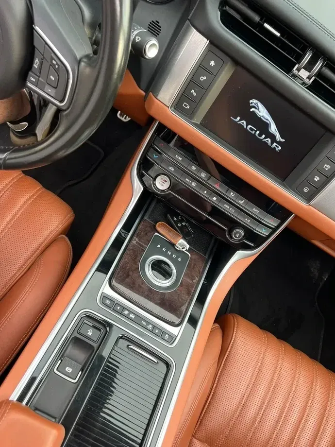 Jaguar XF 20d AWD Portfolio — imagine 3