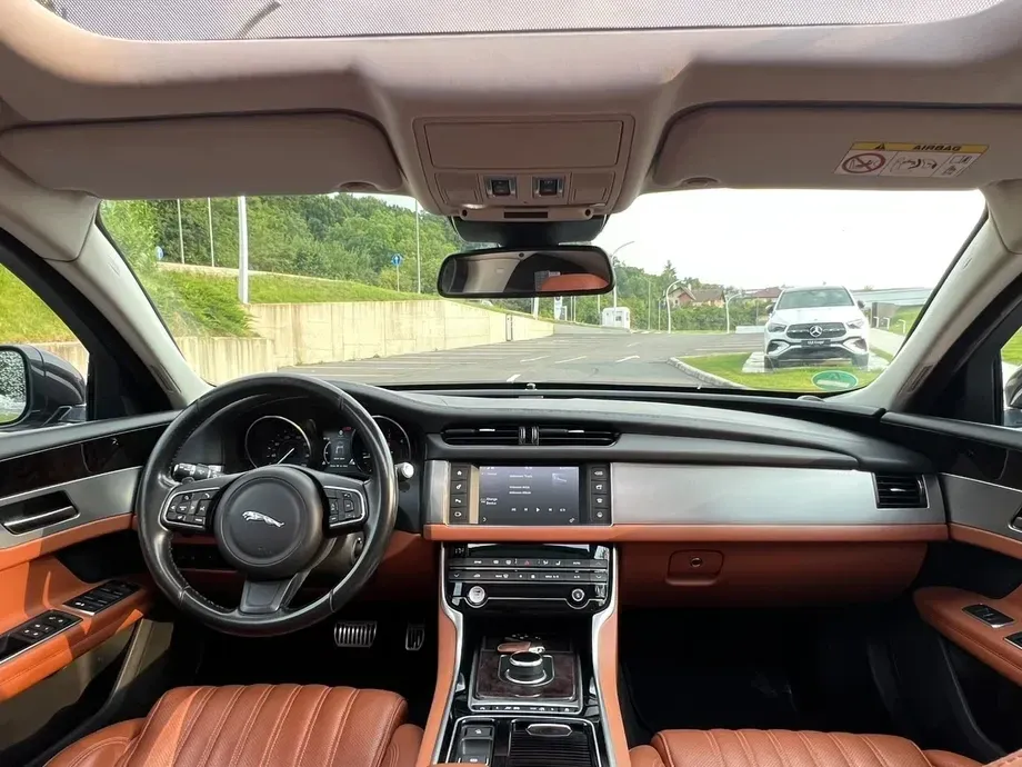 Jaguar XF 20d AWD Portfolio — imagine 4