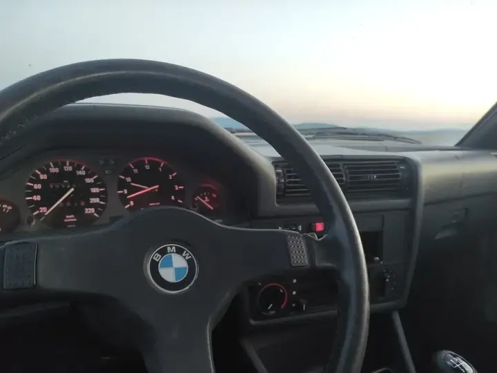 BMW Seria 3 E30