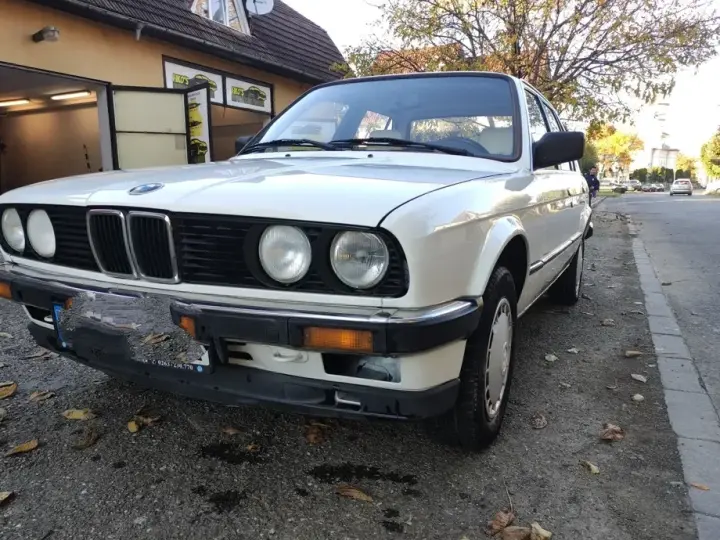 BMW Seria 3 E30