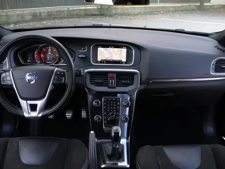 Volvo V40 II
