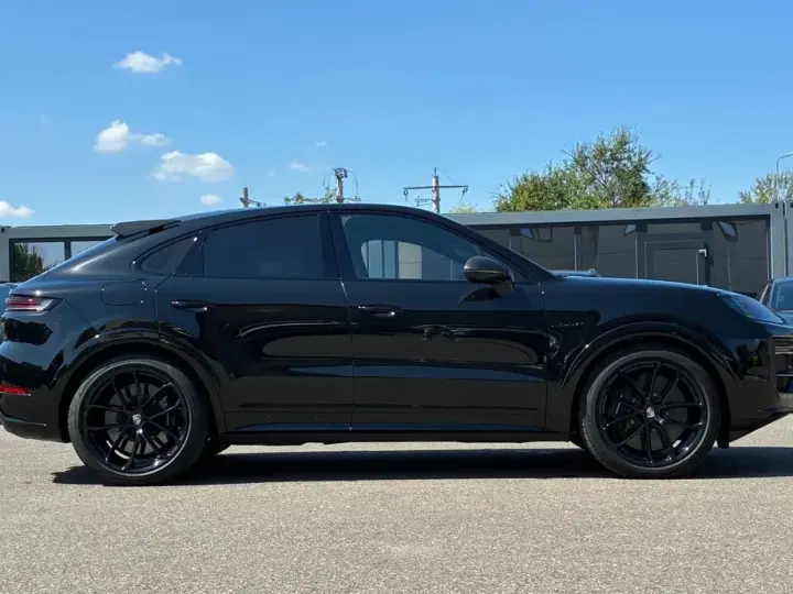 Porsche Cayenne Coupe Turbo E-Hybrid cu pachet GT
