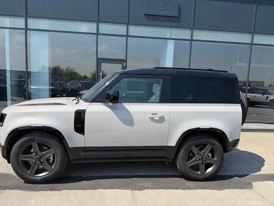 Land Rover Defender 90 3.0D 250 MHEV Hard Top X-Dynamic SE — imagine 6