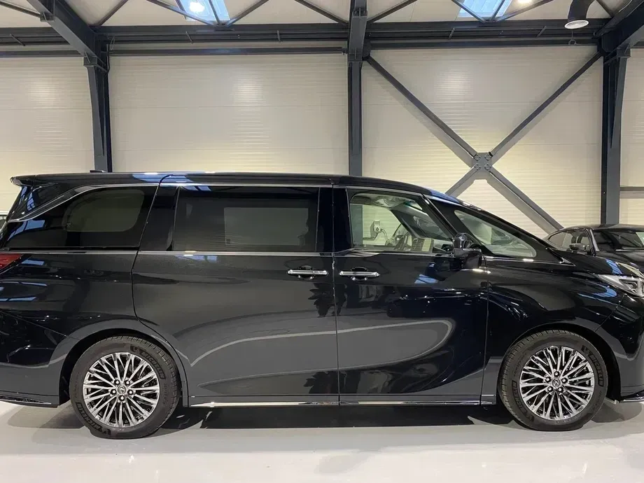 Lexus LM — imagine 2