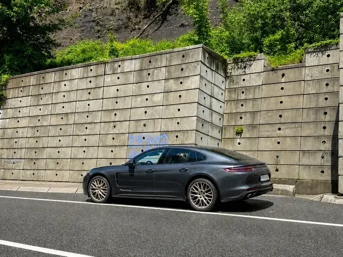 Porsche Panamera 4