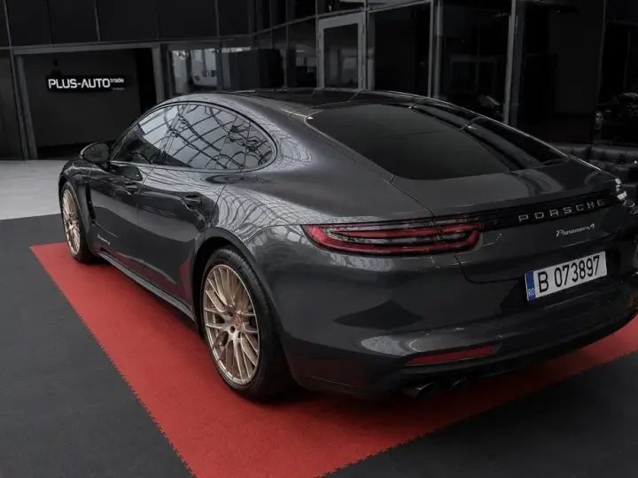 Porsche Panamera 4