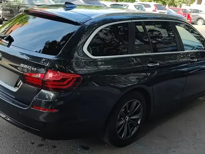 BMW Seria 5 F10/F11/F07 520d AT