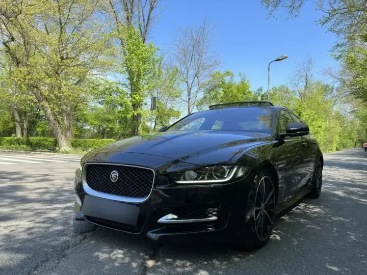 Jaguar XE 2.0 Portfolio
