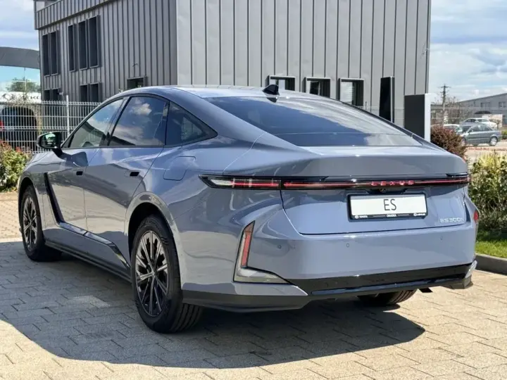 Lexus ES VII 300h 2.5 FWD E-CVT Executive