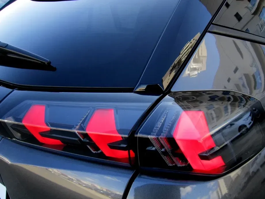 Peugeot 2008 II 1.5 BlueHDI EAT8 STT Allure Pack — imagine 6