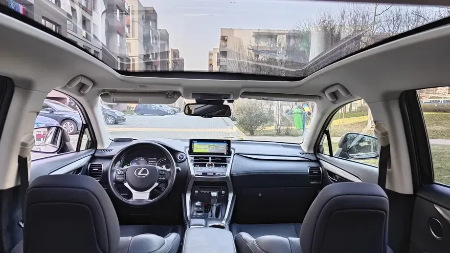 Lexus NX 300h E-FOUR — imagine 3