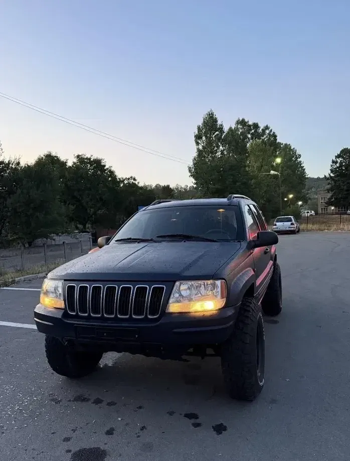 Jeep Grand Cherokee — imagine 3