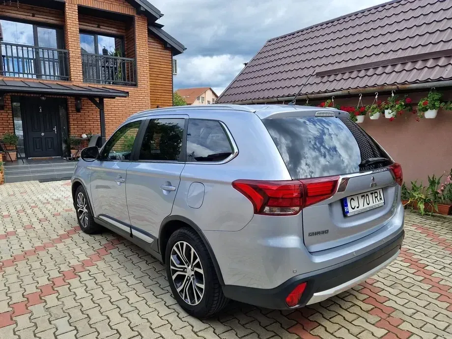 Mitsubishi Outlander III 2.2 Litre 4WD DI-D Intense — imagine 5