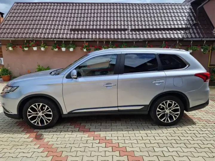 Mitsubishi Outlander III 2.2 Litre 4WD DI-D Intense