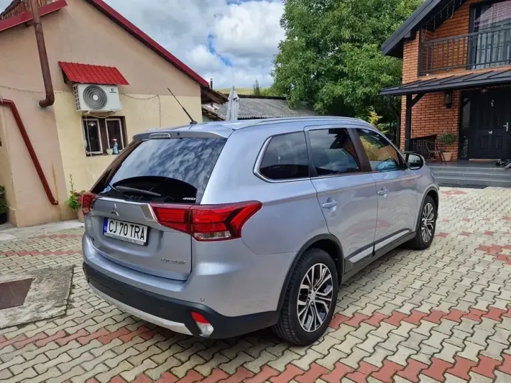 Mitsubishi Outlander III 2.2 Litre 4WD DI-D Intense