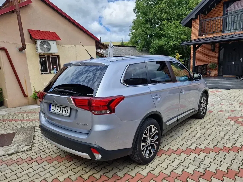 Mitsubishi Outlander III 2.2 Litre 4WD DI-D Intense — imagine 6