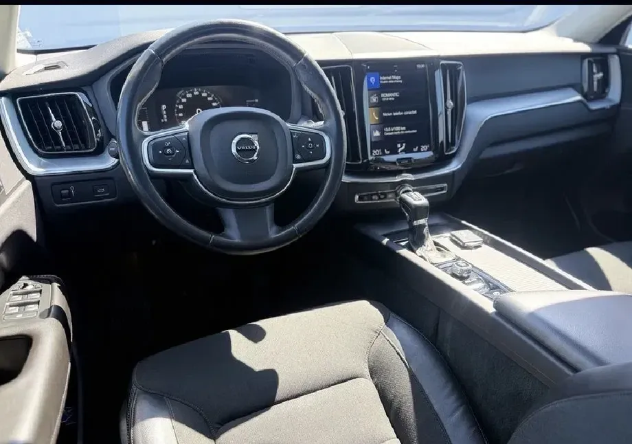 Volvo XC 60 T5 AWD Momentum — imagine 5