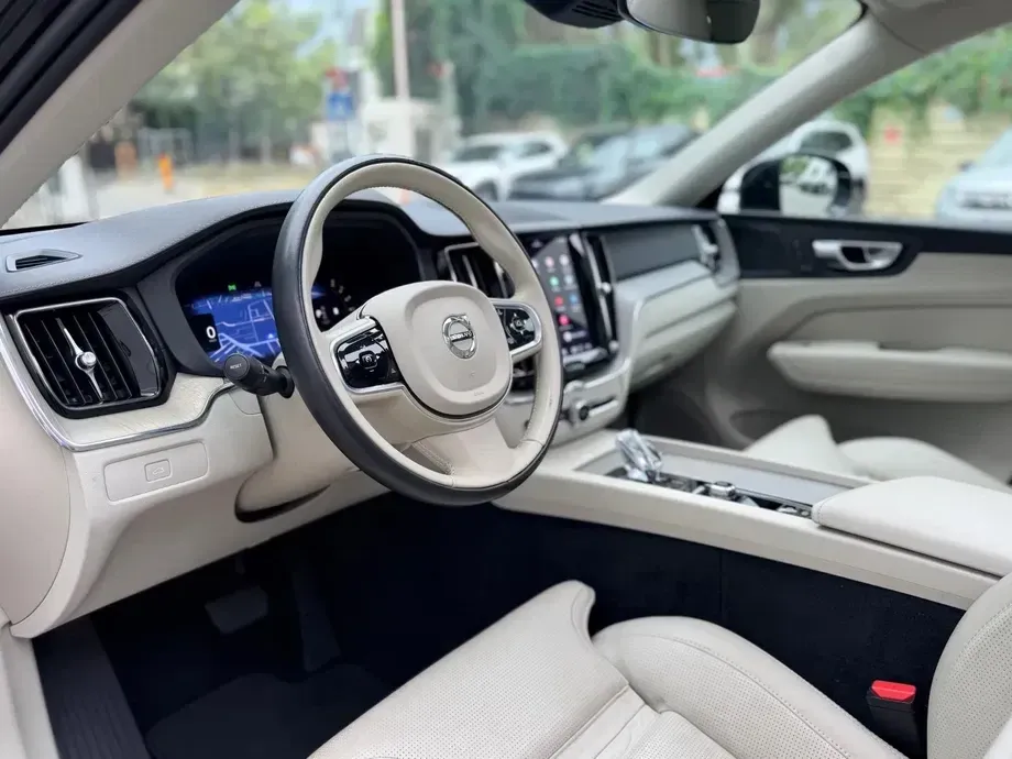 Volvo XC 60 B4 D AWD Ultimate Bright — imagine 2
