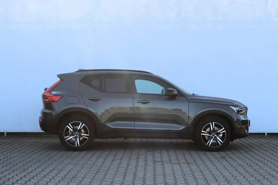 Volvo XC 40 B3 AT FWD MHEV Plus Dark — imagine 4