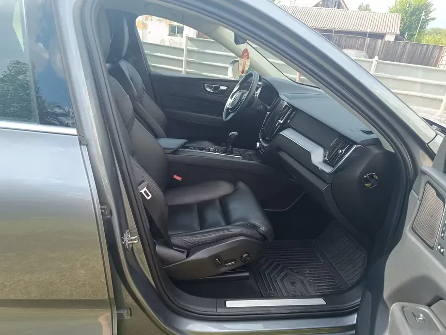 Volvo XC 60 II D4 Momentum Pro — imagine 4