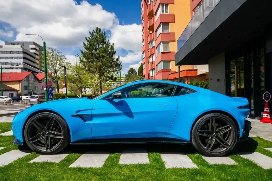 Aston Martin V8 Vantage — imagine 4
