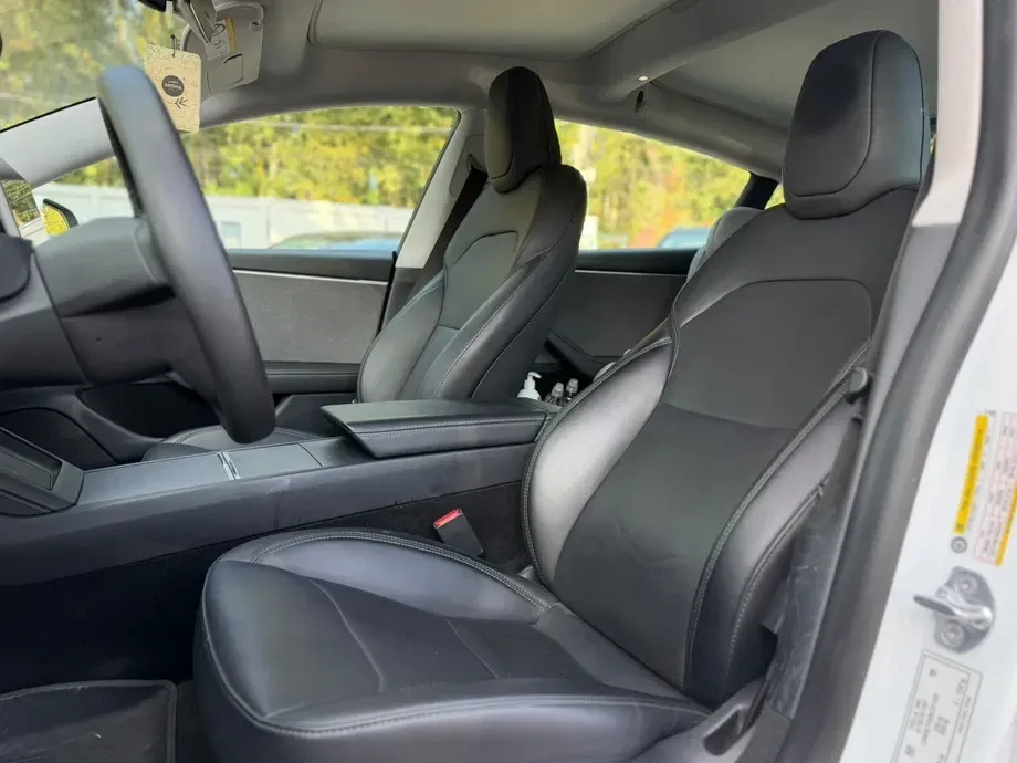 Tesla Model 3 — imagine 4