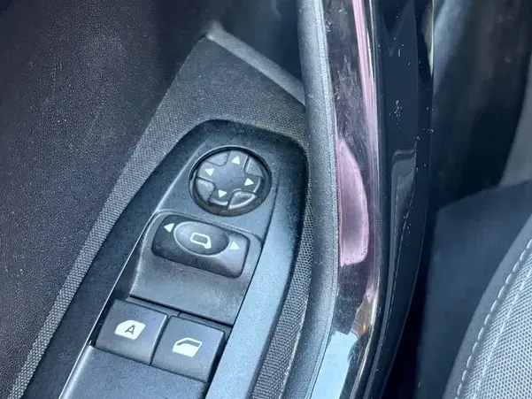 Peugeot 208 I