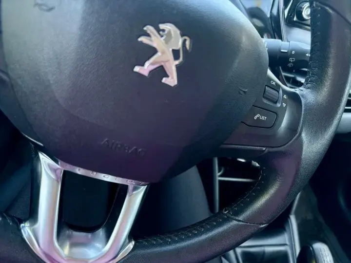 Peugeot 208 I