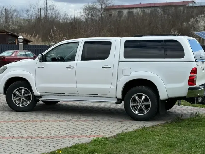 Toyota Hilux VIII 4x4 Cabina Dubla Style+ Aut.