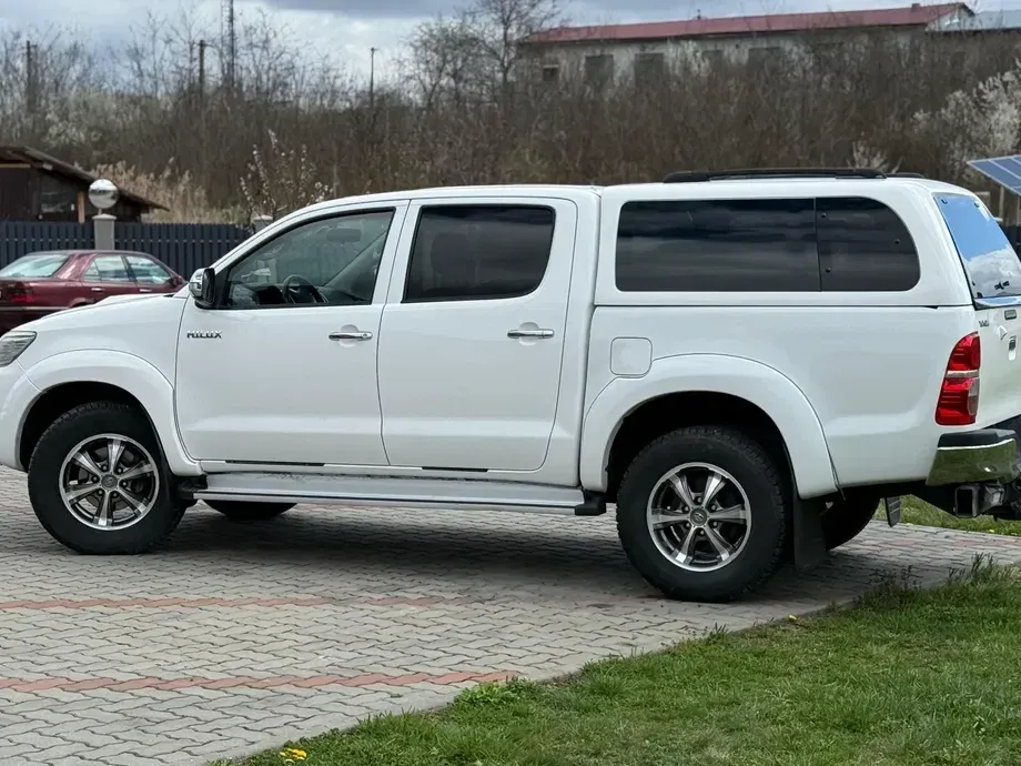 Toyota Hilux VIII 4x4 Cabina Dubla Style+ Aut. — imagine 2