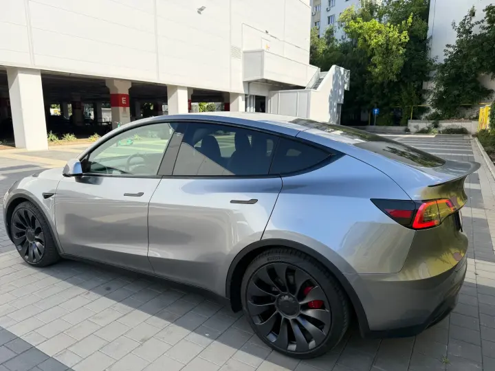 Tesla Model Y Generatia anterioara Performance
