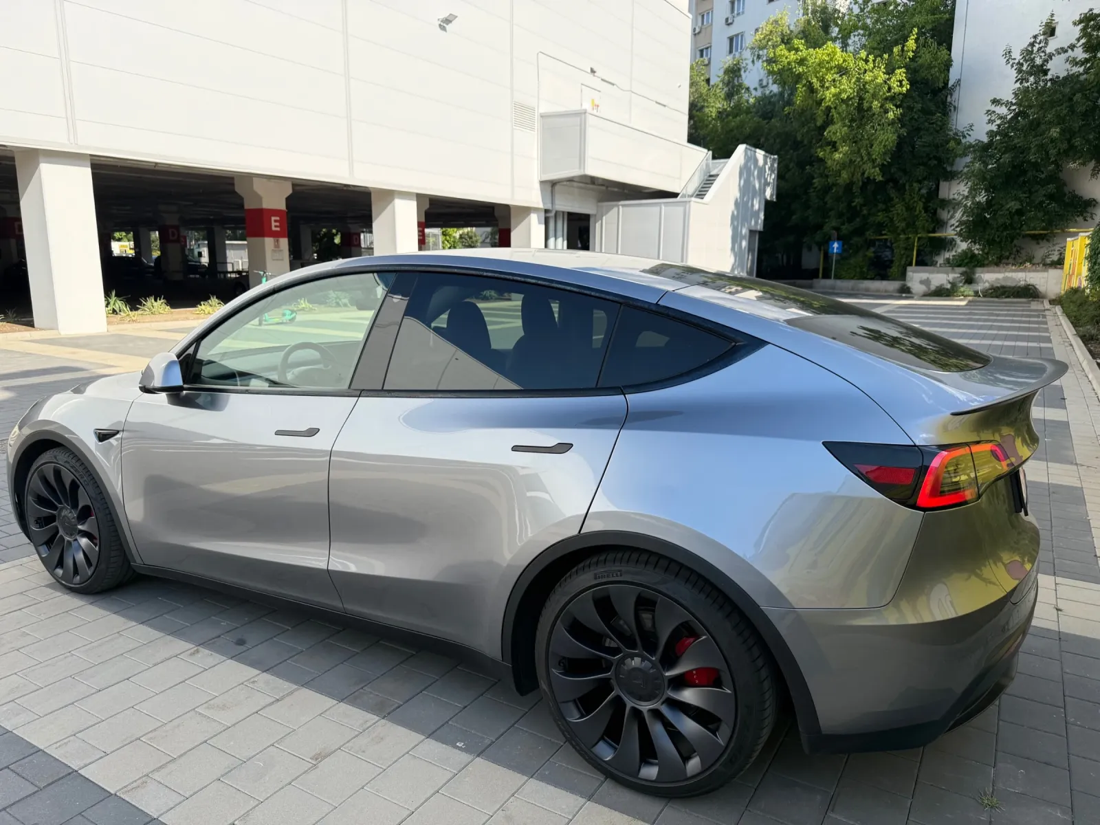 Tesla Model Y Generatia anterioara Performance — imagine 5