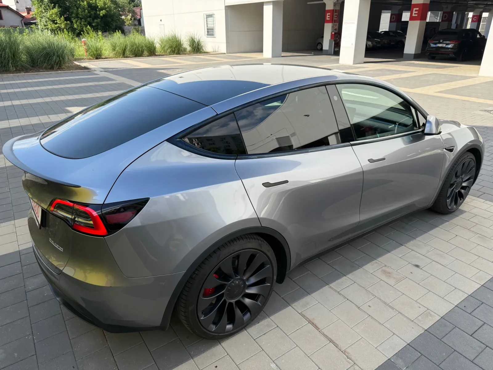 Tesla Model Y Generatia anterioara Performance — imagine 6