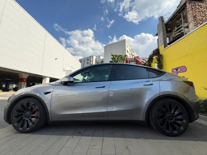 Tesla Model Y Generatia anterioara Performance